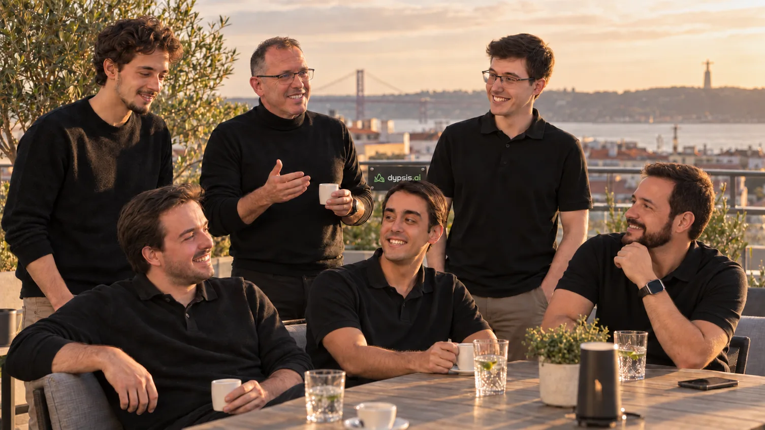 A equipa no terraço sobre Lisboa